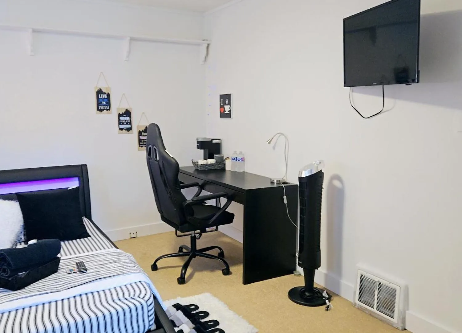 בית אירוח Comfy Stylish Room In The Heart Of Vancouver- Private Parking, Self Check-In & Just 4 Mins To Metrotown!