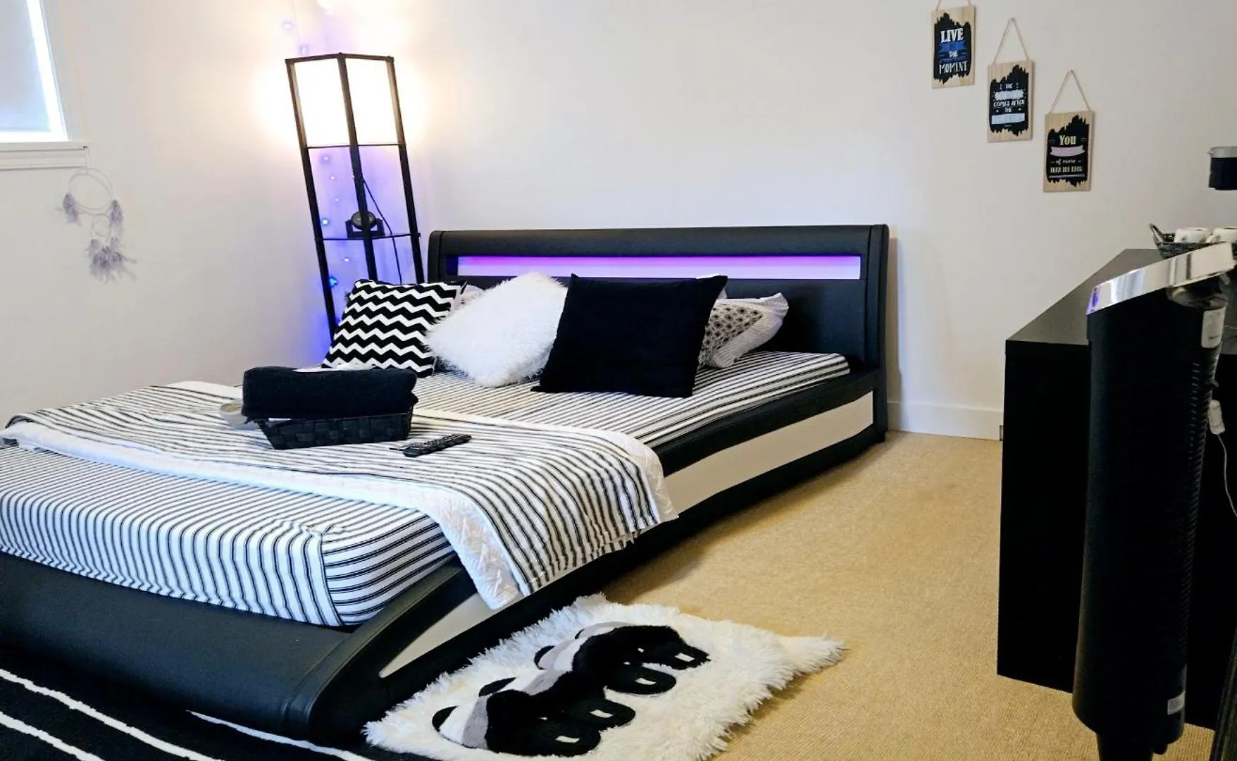 Comfy Stylish Room In The Heart Of Vancouver- Private Parking, Self Check-In & Just 4 Mins To Metrotown! בית אירוח וונקובר