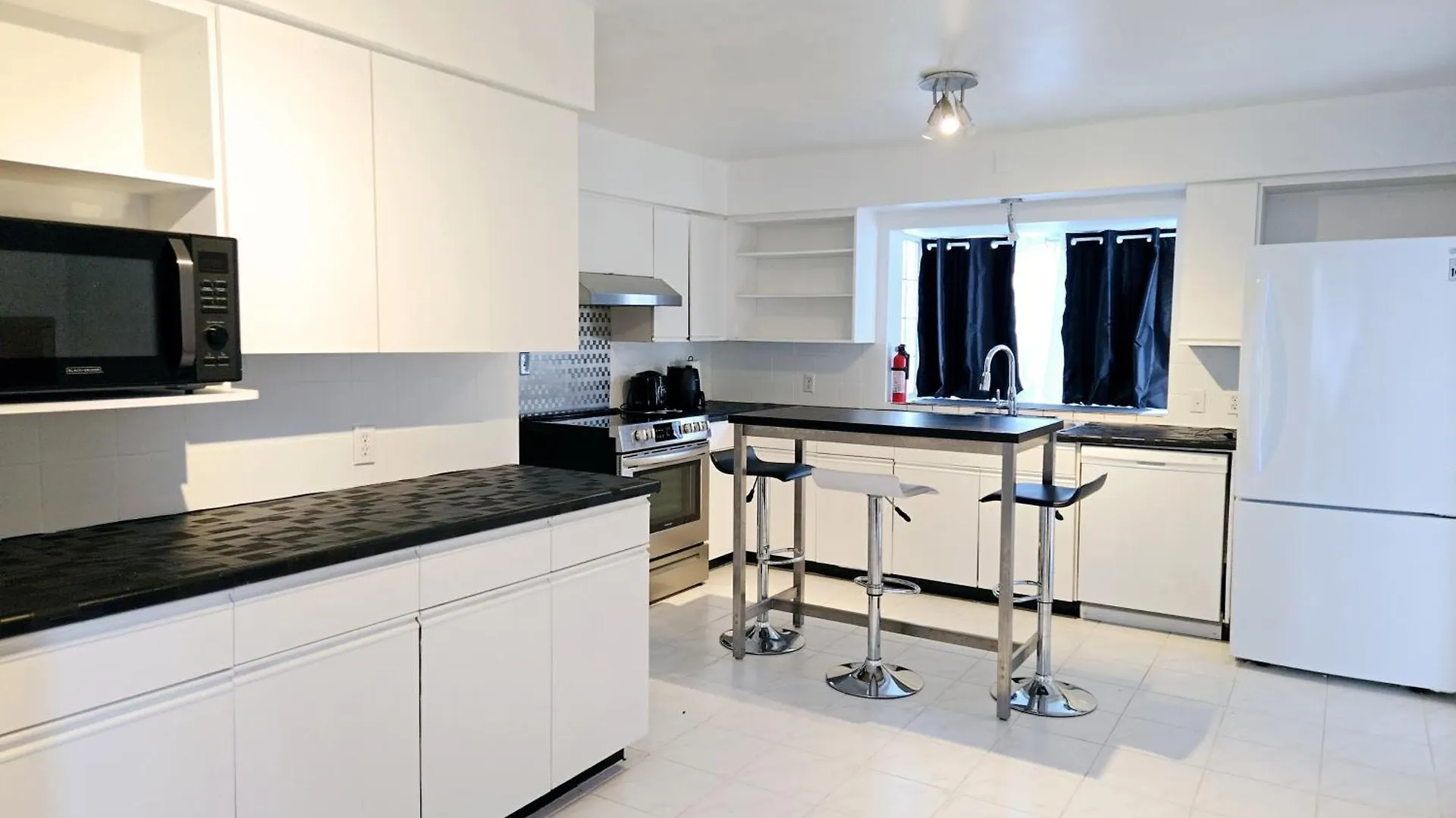 Comfy Stylish Room In The Heart Of Vancouver- Private Parking, Self Check-In & Just 4 Mins To Metrotown! קנדה