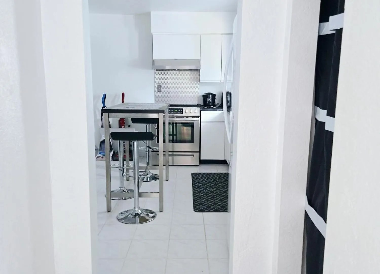 Comfy Stylish Room In The Heart Of Vancouver- Private Parking, Self Check-In & Just 4 Mins To Metrotown! 0*, וונקובר