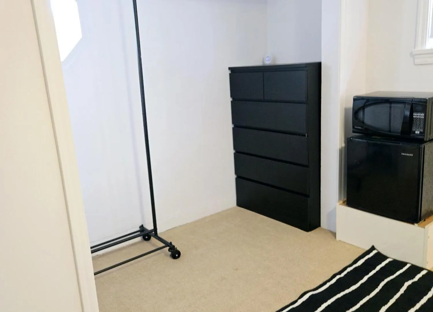 Comfy Stylish Room In The Heart Of Vancouver- Private Parking, Self Check-In & Just 4 Mins To Metrotown! בית אירוח וונקובר