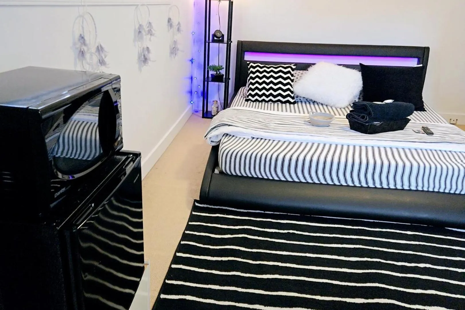 בית אירוח Comfy Stylish Room In The Heart Of Vancouver- Private Parking, Self Check-In & Just 4 Mins To Metrotown!
