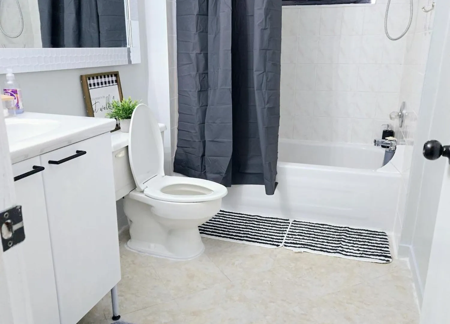 Comfy Stylish Room In The Heart Of Vancouver- Private Parking, Self Check-In & Just 4 Mins To Metrotown!
