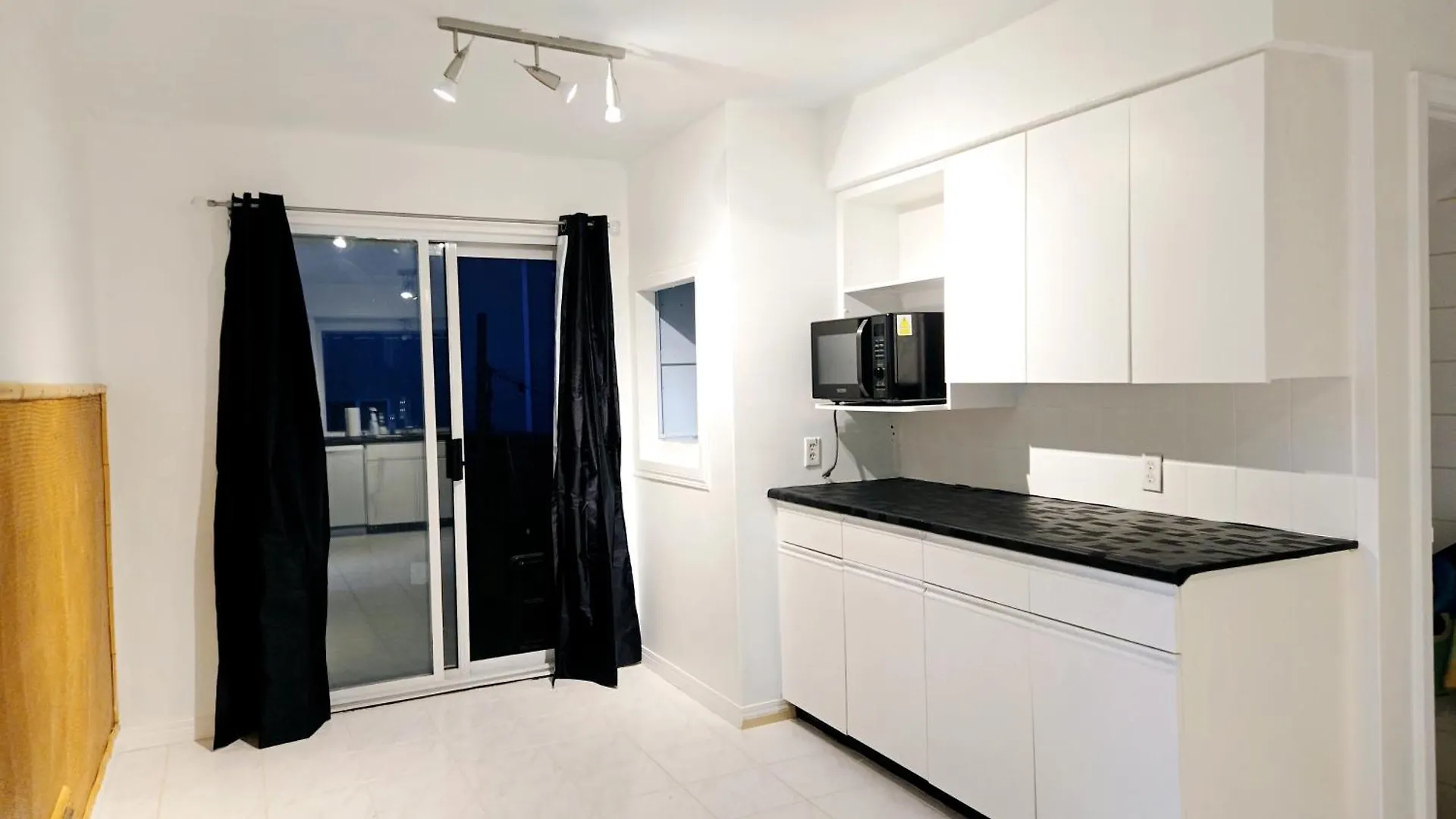 Alloggio in famiglia Comfy Stylish Room In The Heart Of Vancouver- Private Parking, Self Check-In & Just 4 Mins To Metrotown! Canada